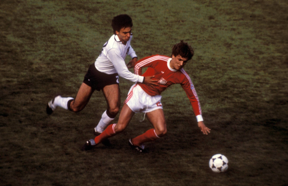 Adam Nawałka w pojedynku z Hansem Müllerem podczas Mistrzostw Świata w 1978 r. Fot. Forum.