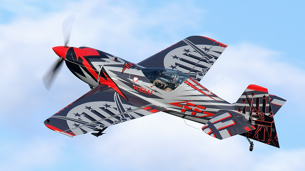 AIR SHOW Margonin 2021. Artur Kielak w samolocie XA-41 (Sbach Xtremeair 41).