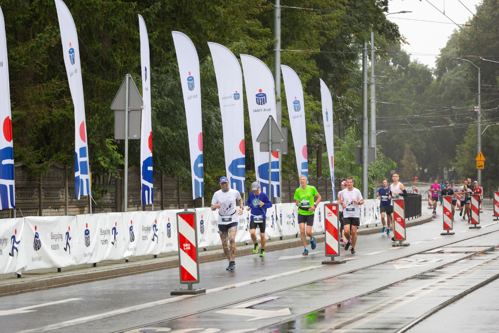 Pogoda nie była łaskawa. Całe zawody biegacze pokonywali w deszczu.