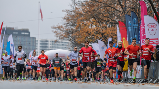 Razem dla Niepodległej! Tysiące biegaczy na trasach w Warszawie i Rzeszowie