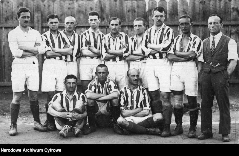 Fotografia grupowa piłkarzy Cracovii zdobywców pierwszego mistrzostwa Polski w piłce nożnej (1921). Józef Kałuża stoi 5. od lewej.