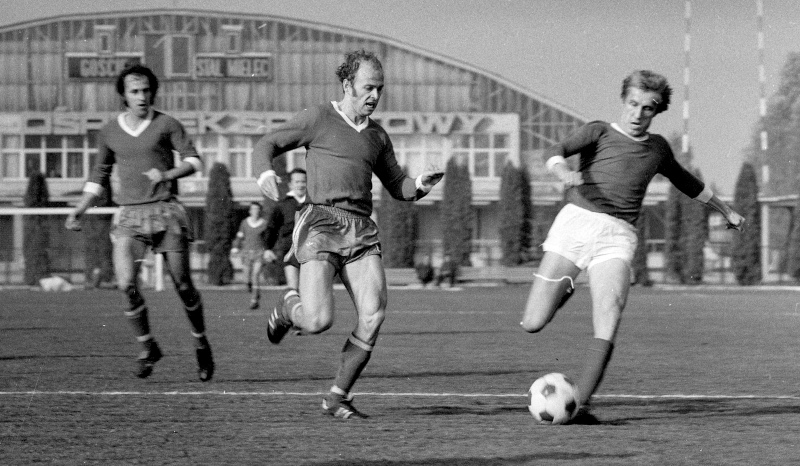 1975 r., mecz ligowy Stal Mielec-GKS Tychy, w środku Grzegorz Lato, z prawej Alfred Potrawa.