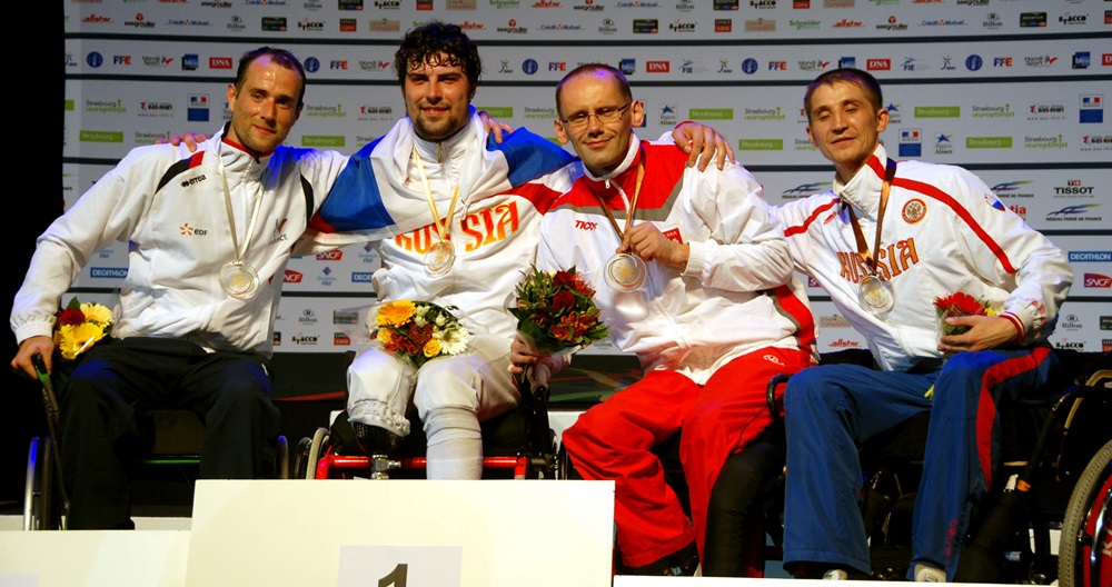 Dariusz Pender (trzeci od lewej)