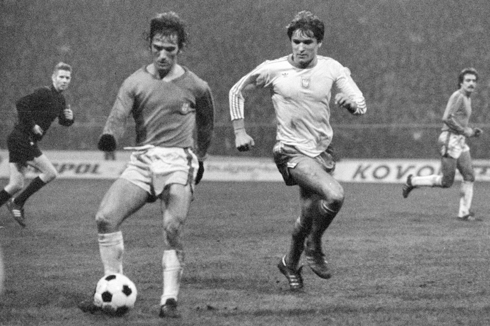 Mecz Polska Portugalia na w ramach eliminacji do Mistrzostw Świata w 1977 r. Adam Nawałka z prawej strony. Fot. Forum.