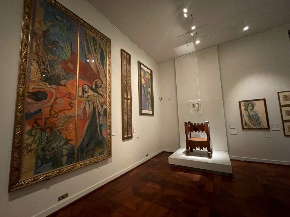 W nowym muzeum można zobaczyć projekty witraży, pastelowe portrety i meble projektu Wyspiańskiego.